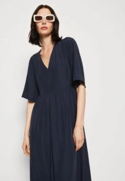 Marc O'Polo DRESS FEMININE SHAPE V NECK WING SLEEVES - Maxikleid - Deep Blue Sea -Kleidung Rabatte Geschäft 0834b5c6fd604b1899fbdf952f2638ff