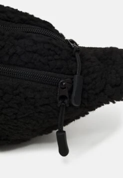 Pier One UNISEX - Gürteltasche - Black 10 Pier One UNISEX - Gürteltasche - Black -Kleidung Rabatte Geschäft 1359e1e4577d4f99aa4271e5fdf8ee11