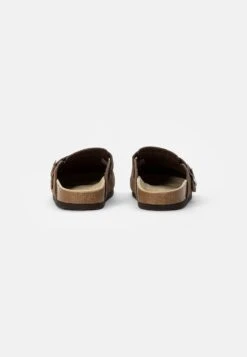 Pier One LEATHER UNISEX - Clogs - Brown -Kleidung Rabatte Geschäft 18a09b6c3e71439784e427988b058842