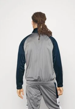 Champion NEW YORK YANKEES TRACKSUIT - Trainingsanzug - Grey/dark Blue 10 Champion NEW YORK YANKEES TRACKSUIT - Trainingsanzug - Grey/dark Blue -Kleidung Rabatte Geschäft 23e8c4dee90c4814b4864ca1566e4502