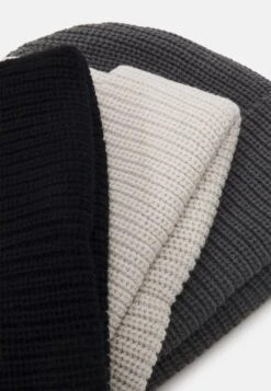Pier One UNISEX 3 PACK - Mütze - Black/dark Grey/off-white/ -Kleidung Rabatte Geschäft 2a1daa058c674c9dbb0074799d429f4b