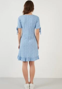 LELA FLORAL RUFFLE DETAIL - Freizeitkleid - Baby Blue -Kleidung Rabatte Geschäft 62cc863f67e24bcaab8be6c6b9bd12e5