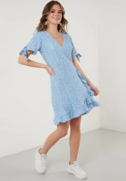 LELA FLORAL RUFFLE DETAIL - Freizeitkleid - Baby Blue -Kleidung Rabatte Geschäft 7c2b7c700c9f46b89a50a4dae96c226a