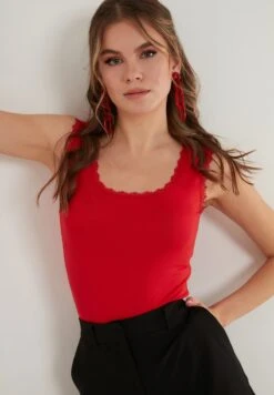 LELA SQUARE NECK LACE DETAILED ATHLETE - Top - Red -Kleidung Rabatte Geschäft 8029a11a303946fa904ad757f621c233