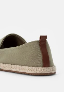 Pier One RENA ESPADRILLE UNISEX - Espadrille - Olive -Kleidung Rabatte Geschäft 8b1ef3dce9d344a08d816af96a53324d