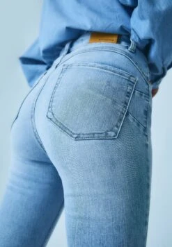 Stradivarius PUSH-UP - Jeans Skinny Fit - Light Blue Denim -Kleidung Rabatte Geschäft 8e03f81d4a714dfbb9b298fd43a7d6a9