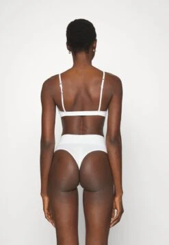 Spanx COTTON COMFORT THONG - String - White 8 Spanx COTTON COMFORT THONG - String - White -Kleidung Rabatte Geschäft 9b28c97bf8e94f2984092d88bf8db33a