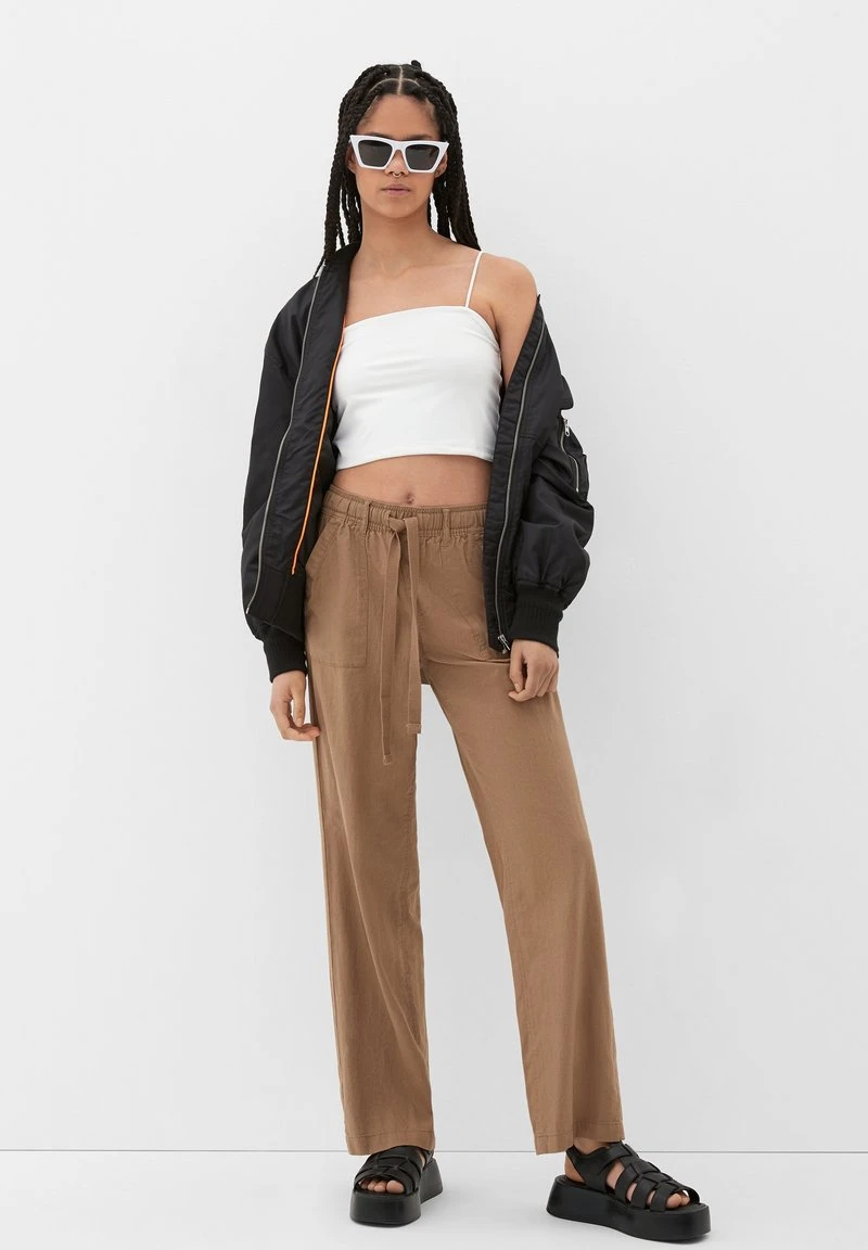 QS By S.Oliver REGULAR - Stoffhose - Karamell 2 QS By S.Oliver REGULAR - Stoffhose - Karamell – Bild 2